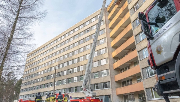 FOTOD Päästjate korvtõstuk kerkis Lõuna-Eesti haigla kõrvale